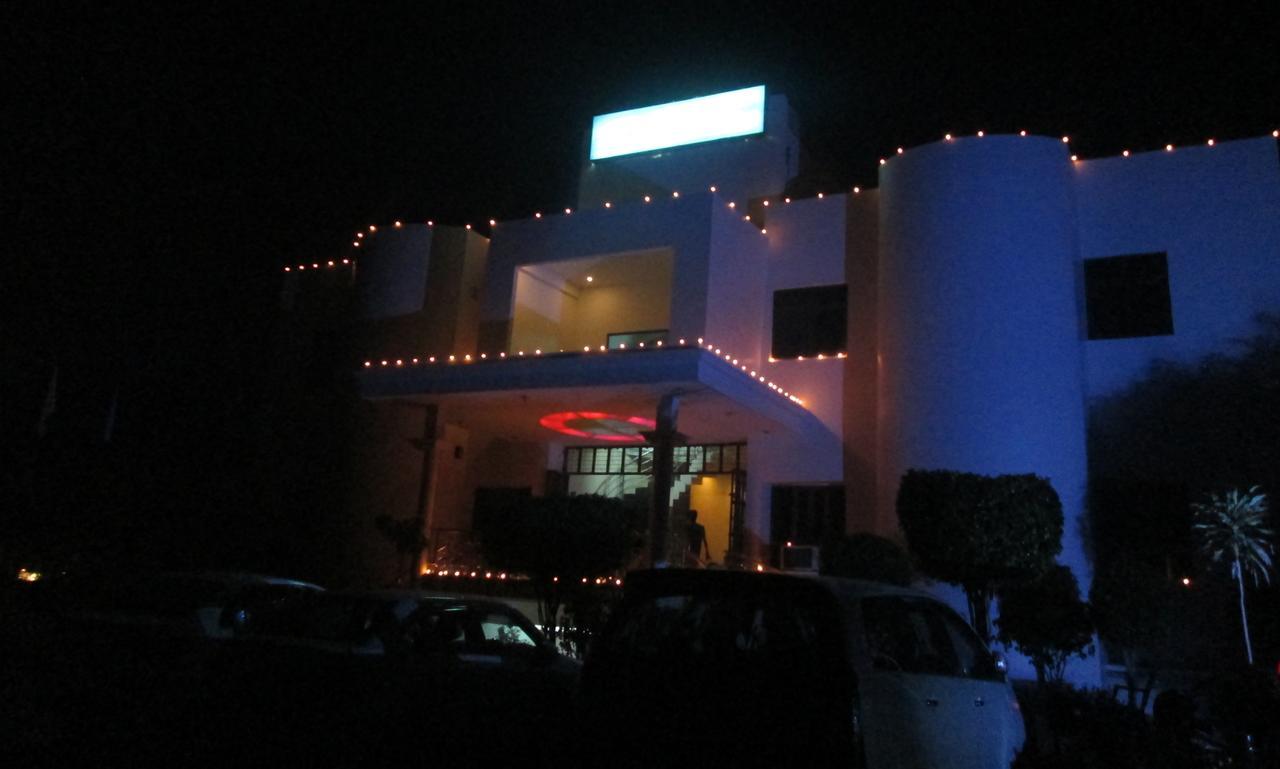 Ramprastha Hotel Ayodhya Esterno foto